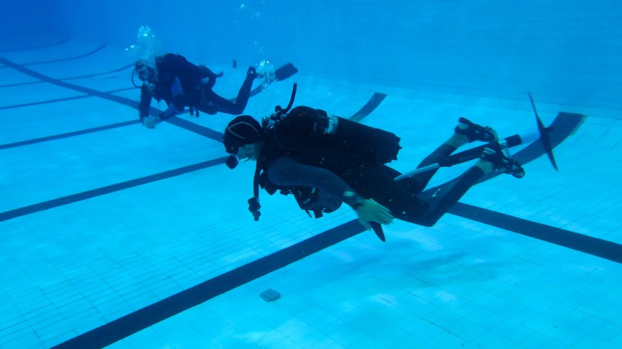 Уникальное изобретение: в бассейне Рыбинска устроили тест-драйв подводному велосипеду